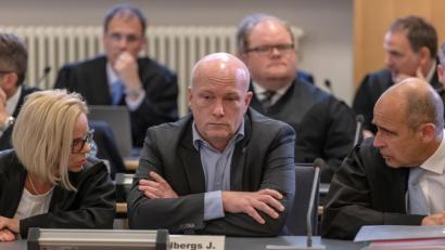 Bild: Armin Weigel/dpa
Joachim Wolbergs, der suspendierte Oberbürgermeister von Regensburg, sitzt im Gerichtssaal des Landgerichts zwischen seinen Verteidigern Jutta Niggemeyer-Müller und Peter Witting. Der 47-Jährige muss sich vor dem Gericht wegen Vorteilsannahme und Verstoß gegen das Parteiengesetz verantworten.