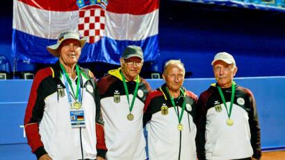 Bild: lst
Gerhard Specht (Zweiter von rechts) gewann mit der deutschen Mannschaft Bronze bei der Tennis-Senioren-WM in Kroatien.