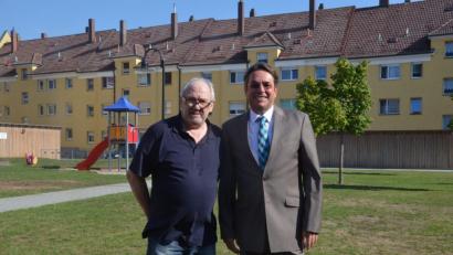 Bild: Kunz
Norbert Welzl (rechts) und Norbert Leibl zeichnen für die Jubiläumsfeier am 29. September hier im Innenhofs des "Heimgartens" verantwortlich.