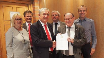 Bild: Bühner
Oberbürgermeister Kurt Seggewiß (vorne links) übergibt Förderbescheid und Haushaltsmittelzusage an Berufsschuldirektor Josef Weilhammer. Mit dabei (von links) Finanzdezernentin Cornelia Taubmann, stellvertretender Berufsschulleiter Thomas Neumann, Berufsschulabteilungsleiter Gerhard Häring und Johann Soderer, zuständig für den Haushalt an der Europaberufsschule.