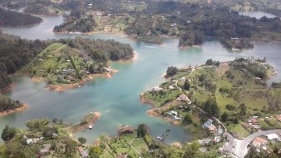 Bild: exb
Der Stausee von El Peñol. Hier steht vor 40 Jahren ein Dorf. Die Einwohner werden damals vertrieben und rutschen in die Armut – wertvoller Boden wird überflutet.