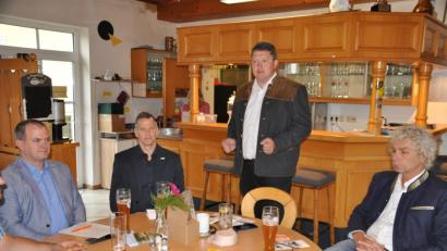 Bild: ak
Die FW-Kandidaten Holger Götz aus Speinshart, Thomas Riedl aus Eschenbach, Bernhard Schmidt aus Erbendorf sowie Landrat Wolfgang Lippert (von links) erläutern, wo sie im Falle ihrer Wahl in den Land- beziehungsweise Bezirkstag Schwerpunkt in ihrer Arbeit setzen wollen.