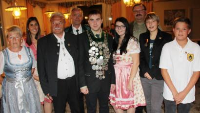 Bild: dl
Die neuen Würdenträger des Grenzlandgaues, Jugendkönigin Mareike Schmidt und Gaukönig Marco Schießl (Mitte, mit Königsketten), umrahmt von den Rittern und stellvertretenden Liesln. Gauschützenmeister Manfred Muck und Gaukassier Josef Fuchs (hinten) gratulierten zu den Ergebnissen.