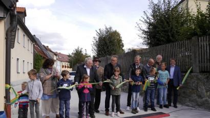 Bild: ebr
Es war den Jüngsten überlassen, das Band bei der Wiedereröffnung der Ringstraße zu zerschneiden: Kinder der Anwohner eröffneten die Ringstraße.