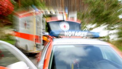 Bild: Stephan Jansen/dpa
Können die Bürger der Marktgemeinde Neualbenreuth seit der Verlegung des Rettungsdienst-Standorts von Waldsassen nach Mitterteich innerhalb der vorgeschrieben Frist versorgt werden? Zum wiederholten Mal gefordert werden konkrete Zahlen.