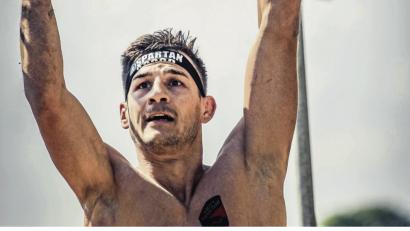 Bild: exb
Extremsportler Simon Weig hangelt sich zur Bronzemedaille.