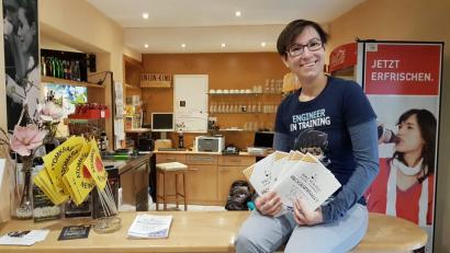 Bild: Christopher Dotzler
Julia Schnorrer präsentiert stolz die Programmhefte für das „Kurz-Vor-Film“-Festival. Die junge Regisseurin und Drehbuchautorin hat jede Menge Zeit und Leidenschaft in die Organisation der Veranstaltung gesteckt.