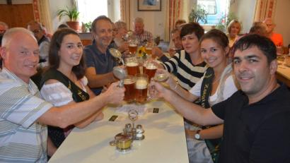 Bild: jr
Gäste aus Windischeschenbach und Neuhaus genießen die Stimmung in der Zoiglstube von Thomas Seitz-Hartwich (rechts). Mit dabei sind neben Norbert Neugirg (links) und Zoiglwirt Reinhard Fütterer (Dritter von links) auch Zoiglkönigin Lena Müller (Zweite von links) und Zoiglprinzessin Julia Franz (Zweite von rechts).