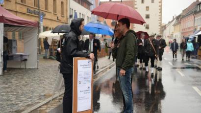 Bild: brü
Kurz noch ein Schild aufstellen und die Besucher informieren. Domink Gruber von der Stadt Vilseck (links).