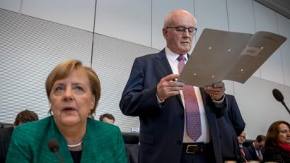 Bild:  Michael Kappeler/dpa
Volker Kauder (CDU), bis Dienstag noch Vorsitzender der CDU/CSU-Fraktion im Bundestag, neben Bundeskanzlerin Angela Merkel (CDU) vor Beginn der Sitzung.