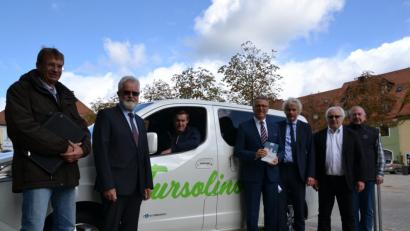 Bild: szl
Thomas Kraus, Leiter der Stadtwerke, Alfred Meller von RBO, Baxi-Fahrer Alois Röckl, Bürgermeister Franz Stahl, Landrat Wolfgang Lippert, Baxi-Erfinder Peter Zimmert und Harald Birner von den Stadtwerken freuen sich auf den Startschuss für das neue E-Baxi am 1. Oktober.