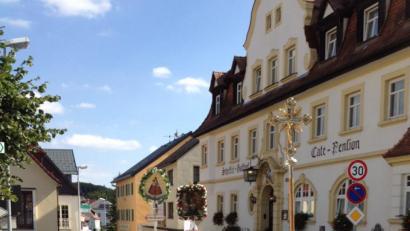 Bild: do
Am Ziel: Unter Glockengeläut ziehen die Vorbacher Wallfahrer zusammen mit den Pilgern aus Kirchenpingarten zur Basilika in Gößweinstein mit dem Gnadenbild der Heiligsten Dreifaltigkeit.