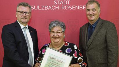 Bild: Wolfgang Steinbacher
Verleihung des Wirtschaftsförderpreises mit (von links) Bürgermeister Michael Göth, Inge Girbert und Bezirksvorsitzendem Hans-Jürgen Nägerl.