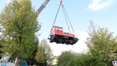 Bild: njn
Das Bahndenkmal soll am neuen Standort gleich hinter dem Netto an die Geschichte der Lokalbahn Erbendorf-Reuth bei Erbendorf und an den "Erbendorfer Bockl" erinnern. Dazu musste die Denkmallok zuerst am Kranhaken hoch in die Luft.