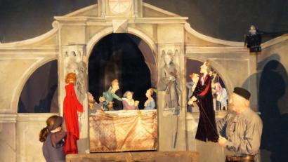 Bild: weu
Johanna und Harald Sperlich vom Hohenloher Figurentheater begeisterten das Publikum mit „Jedermann“ in Form von offenem Stabpuppenspiel und brachten ein Meisterwerk der Weltliteratur auf die Oberviechtacher Bühne.