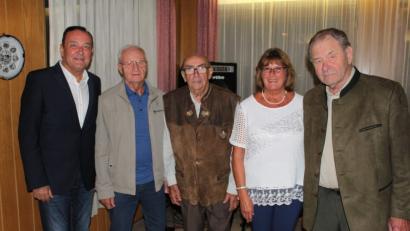 Bild: prh
Mit Günther Rödl, Hubert Eilhauer (Zweiter und Dritter von links) sowie Robert Schriml (rechts) waren nur 3 von insgesamt 12 Mitgliedern zur Ehrung für 40 und 50 Jahre gekommen. Die Ehrung nahm dritte Vorsitzende Maria Färber (Zweite von rechts) mit drittem Bürgermeister Heribert Schubert (links) vor.