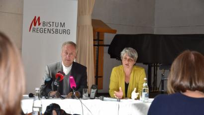 Bild: Pausch, Alexander
Generalvikar Michael Fuchs und die Präventionsbeauftragte Judith Helmig stellen die von Regensburg für die Studie zum Missbrauch ermittelten Daten vor.