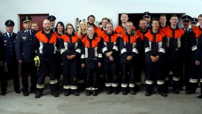 Bild: zer
Die Prüfer beglückwünschen die erfolgreichen Feuerwehrleute.