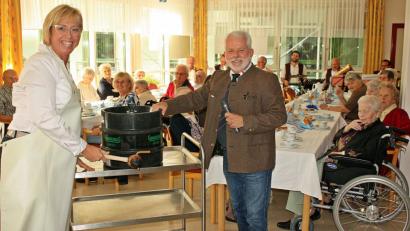 Bild: R. Kreuzer
"O´zapft is" heißt es auch im Seniorenheim des BRK. Sabine Zeidler schlägt mit einem kräftigen Schlag den Zapfhahn ins Fassl.
