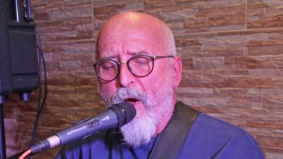 Bild: nm
Carlo Haggard lässt spüren und hören, wie gut er sich auf die Musik versteht. "Es macht Spaß, ihm zuzuhören", stellen die Gäste fest.