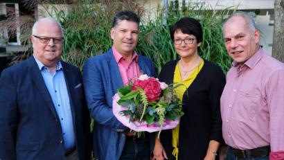 Bild: do
Seit 40 Jahren ist das Steuerbüro Dilling die berufliche Heimat von Ute Ficker (Zweite von rechts). Bei einer Betriebsfeier würdigen (von links) Seniorchef Franz Dilling und Steuerberater Günther Dilling den engagierten Einsatz der Arbeitsjubilarin, die von Ehemann Max begleitet wird.