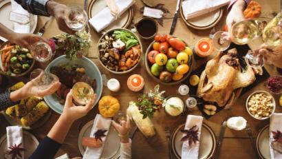 Bild: Rawpixel.com – stock.adobe.com
Essen Sie sich mit Ihren Freunden glücklich.