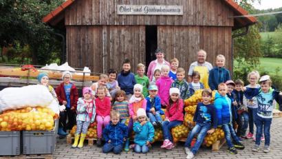 Bild: weu
Stolz präsentierten die Kinder die Fülle der gesammelten Äpfel, die sie zusammen mit Vorsitzendem Karl Ruhland, seiner Stellvertreterin Christa Bösl und dem Most- Team zu Saft pressten.