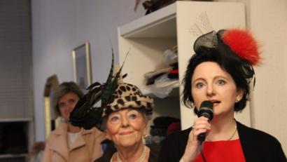 Bild: ads
Die Hutmodenschau bei Baier Hüte wird wieder zum außergewöhnlichen Mode-Ereignis in Amberg. Antonia Fuchs (rechts) fand schöne und extravaganten Modellen in vielen Farben und Formen, die Mutter Eleonore Fuchs (links) unterhaltsam und charmant präsentiert.