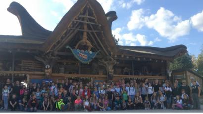 Bild: exb
Die Jugendrotkreuzler aus dem Kreisverband Tirschenreuth zusammen mit ihren Gruppenleitern und Betreuern im Freizeitpark Plohn.