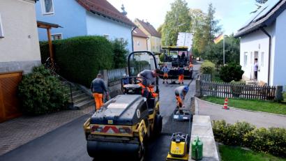 Bild: le
Aufatmen bei den Anliegern Am Schlossgarten und der Kolpingstraße. Die Ortsstraßen sind neue asphaltiert.
