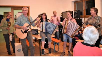 Bild: rgr
Zum dritten Mal haben die evangelische Gemeinde Grafenwöhr-Pressath und das Mehrgenerationenhaus Grafenwöhr zu "Aafgspuit wird" im Gemeindehaus eingeladen. Das Publikum im voll besetzten Saal sang, schunkelte und tanzte dazu.