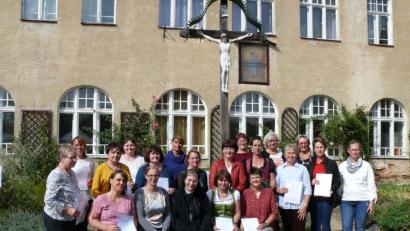 Bild: kgg
Abschlussfeier mit Zertifikatsübergabe „Mentoren Garten und Natur“. Teilnehmerinnen mit Referentin zusammen mit Leiterin der Umweltstation Johanna Härtl (sitzend, Zweite von links) sowie Äbtissin Laetitia Fech.