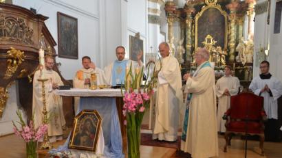 Bild: dob
Regionaldekan Holger Kruschina aus Roding war in diesem Jahr Hauptzelebrant bei der Pfarrwallfahrt in der Dekanalkirche in Stribro/Mies. Außerdem waren der ehemalige Vohenstraußer Stadtpfarrer Franz Winklmann, Ortspfarrer Jiří Hájek, Dekan Alexander Hösl udn Kaplan Ulrich Eigendorf (von rechts nach links) beim Gottesdienst dabei.