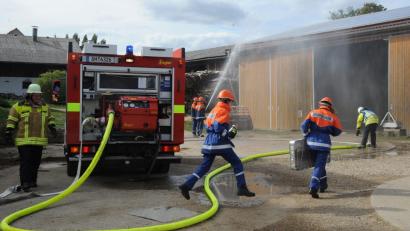 Bild: gf
Feuer in einer Maschinenhalle, da ist Eile geboten, um ein weiteres Ausbreiten der Flammen zu verhindern.