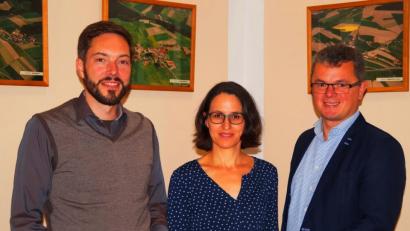 Bild: agr
Bürgermeister Martin Birner (rechts) übergab den Scheck für das Baukindergeld an Jörg und Elisabeth Maderer