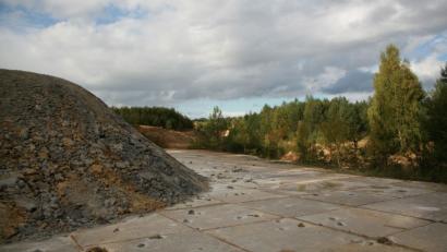 Bild: wro
In der Tongrube „Einsiedel“ soll eine Photovoltaikanlage entstehen. Das Gelände ist von einem Waldstück umgeben und daher nicht einsehbar.
