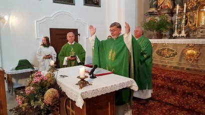 Bild: gi
Wallfahrtspfarrer Monsignore Gottfried Fellner von der Wieskirche bei Steingaden hält mit Pfarrer Josef Most und Diakon Herbert Sturm den Pilgergottesdienst in der Wieskirche.