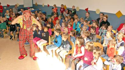 Bild: R. Kreuzer
Die Kinder sind voll bei der Sache, um dem Zauberclown bei einem Trick auf die Schliche zu kommen.