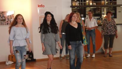 Bild: Hirsch
Casting für die Modenschau am 6. Oktober auf dem Marktplatz: Beim Laufsteg-Training übten die Bewerber für das Event.