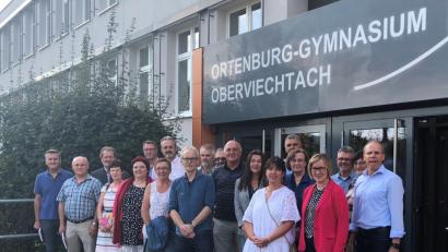 Bild: lg
Von 38 Ehemaligen kamen 21 zum 40-jährigen Klassentreffen ans Ortenburg-Gymnasium, wo ihnen Schulleiter Ludwig Pfeiffer (rechts) die Einrichtungen zeigte.