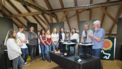 Bild: ubb
Künstler Toni Eichinger und Kunstpädagoge Helmut Völkl (von rechts) erklären den Schülern anhand der Skulpturen und Gemälde unterschiedliche Techniken.