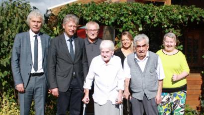 Bild: lk
Das Jubelpaar Ida und Karl Sellner (vorne, Dritte und zweiter von rechts) mit Landrat Lippert, Bürgermeister Müller und Schwiegersohn Heiner Löw, Katharina Löw, Gattin von Enkel Rainer Löw und Angelika Wallner, Lebensgefährtin von Heiner Löw (von links, hinten).