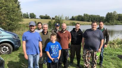Bild: bgm
Alle Fischer freuten sich beim Abangeln am Vorm-Holz-Weiher über ordentliche Fangmengen. Besonders viel Fisch zog Dominik Rübl (Zweiter von rechts) aus dem Gewässer.