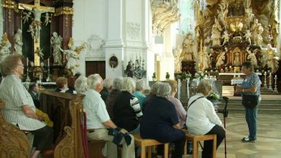 Bild: bjp
Gästeführerin Rosi Heinlein (rechts) erläuterte der Ausflüglergruppe des Katholischen Landvolks Burkhardsreuth die konsequent auf das Dreifaltigkeitspatrozinium zugeschnittene Architektur der Gößweinsteiner Basilika.