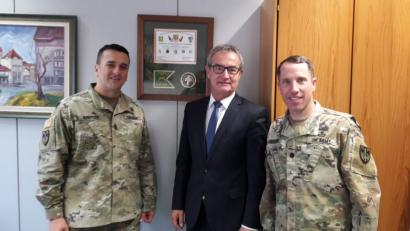 Bild: mng
Lieutenant Colonel John W. Copeland (rechts), der neue Kommandeur von Kemnaths US-Partnereinheit, stattet mit Command Sergeant Major Joshua M. Kreitzer (links) Bürgermeister Werner Nickl (von links) einen Antrittsbesuch ab.