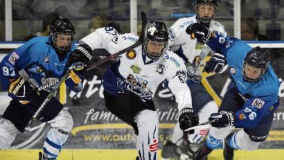 Bild: Büttner, Gerhard
Die Bundesliga-Jugend des 1. EV Weiden (blaue Trikots) bot dem EHC Straubing im ersten Heimspiel der neuen Saison Paroli, zog aber mit 1:4 den Kürzeren.