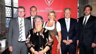 Bild: ge
Gratulation und Auszeichnung: Von links Bürgermeister Michael Göth, Hans-Jürgen Nägerl, Inge Girbert, Angela Inselkammer, Richard Reisinger und Thomas Geppert.