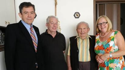 Bild: le
Pfarrer Max Früchtl, Bernd Meier für SV und OWV sowie dritte . Bürgermeisterin Rita Rosner (von links) gratulierten Karl Neuber zum 85. Geburtstag.