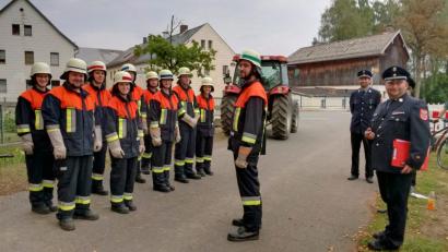 Bild: ow
Zehn Brandschützer zeigen ihr Können bei der Leistungsprüfung. Unser Bild zeigt Christine Sloot (von links), Horst Dollhopf, Ralf Dollhopf, Melanie Bauer, Patrick Bauer, Thomas Prestele, Eva Mayer, Lukas Bauer, Anna-Lena Rix, Gruppenführer Andreas Mayer, zweiten Vorsitzenden Harald Müller und Kreisbrandmeister Jürgen Haider.