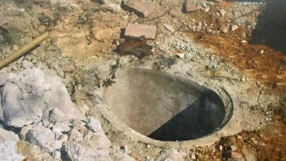 Bild: Eduard Greiner/exb
So offenbart sich der Brunnenschacht neben dem ehemaligen Schulhaus. Die ovale Form kommt selten vor. Weitere Untersuchungen erübrigen sich, da 1910 alle interessanten Spuren gelöscht wurden, sagt Karl Wilhelm Höllerer.